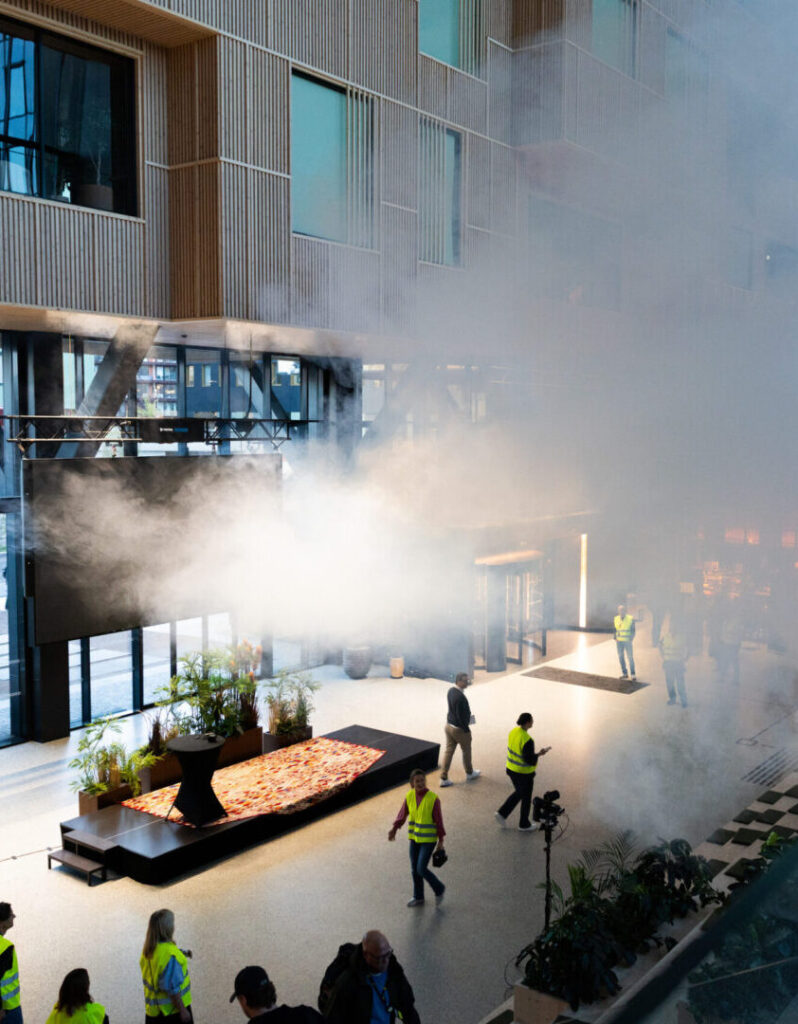 Glasshallen på Construction City fylt med røyk